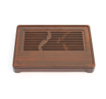 Veľké tmavé čajové more s rybkami